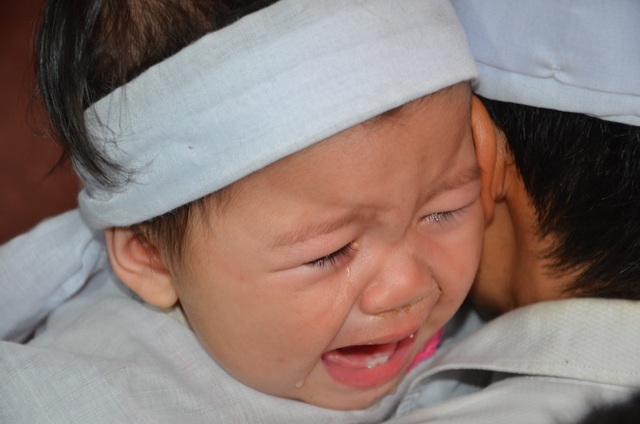 Đau đớn vành khăn trắng bơ vơ trên đầu cậu bé mồ côi ngày đầu năm - 1 Đau đớn vành khăn trắng bơ vơ trên đầu cậu bé mồ côi ngày đầu năm - 1