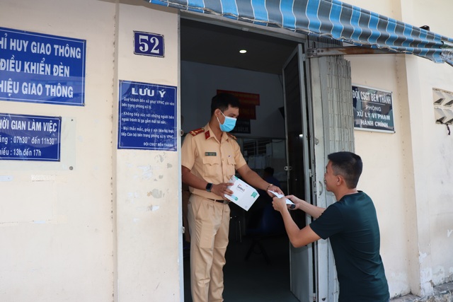 CSGT TPHCM phát khẩu trang miễn phí cho người dân phòng bệnh Corona - 15 CSGT TPHCM phát khẩu trang miễn phí cho người dân phòng bệnh Corona - 15