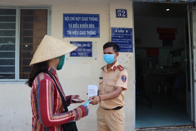 CSGT TPHCM phát khẩu trang miễn phí cho người dân phòng bệnh Corona - 17 CSGT TPHCM phát khẩu trang miễn phí cho người dân phòng bệnh Corona - 17