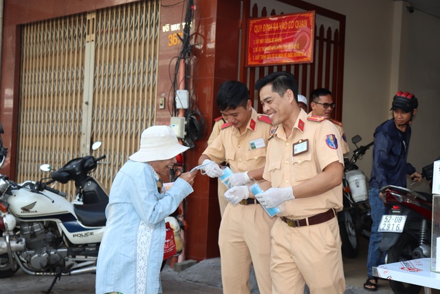 CSGT TPHCM phát khẩu trang miễn phí cho người dân phòng bệnh Corona - 10 CSGT TPHCM phát khẩu trang miễn phí cho người dân phòng bệnh Corona - 10
