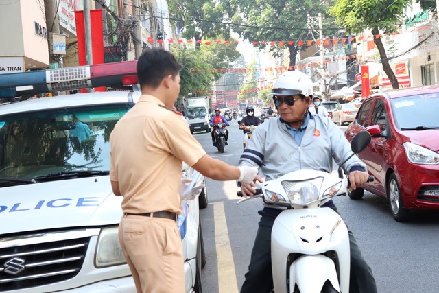 CSGT TPHCM phát khẩu trang miễn phí cho người dân phòng bệnh Corona - 2 CSGT TPHCM phát khẩu trang miễn phí cho người dân phòng bệnh Corona - 2