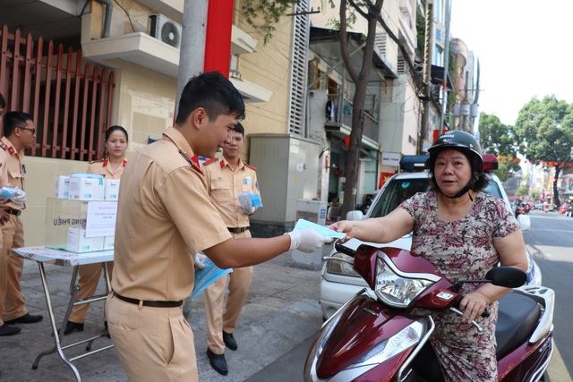 CSGT TPHCM phát khẩu trang miễn phí cho người dân phòng bệnh Corona - 9 CSGT TPHCM phát khẩu trang miễn phí cho người dân phòng bệnh Corona - 9