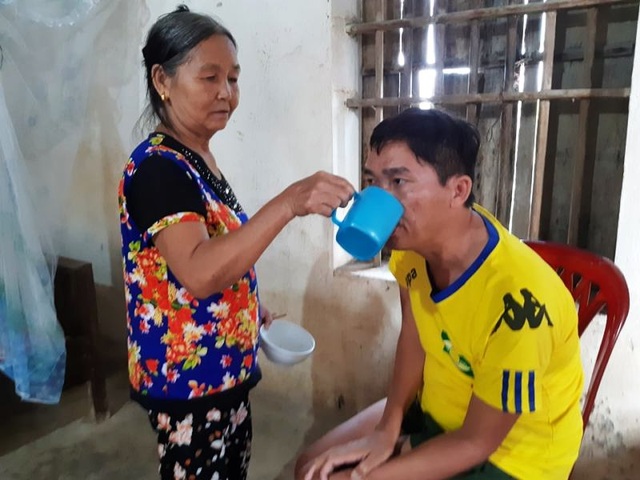 Bà Ngọ bảo: Khổ nhất là mỗi lần làm vệ sinh cho đứa cháu tâm thần - 4 Bà Ngọ bảo: Khổ nhất là mỗi lần làm vệ sinh cho đứa cháu tâm thần - 4