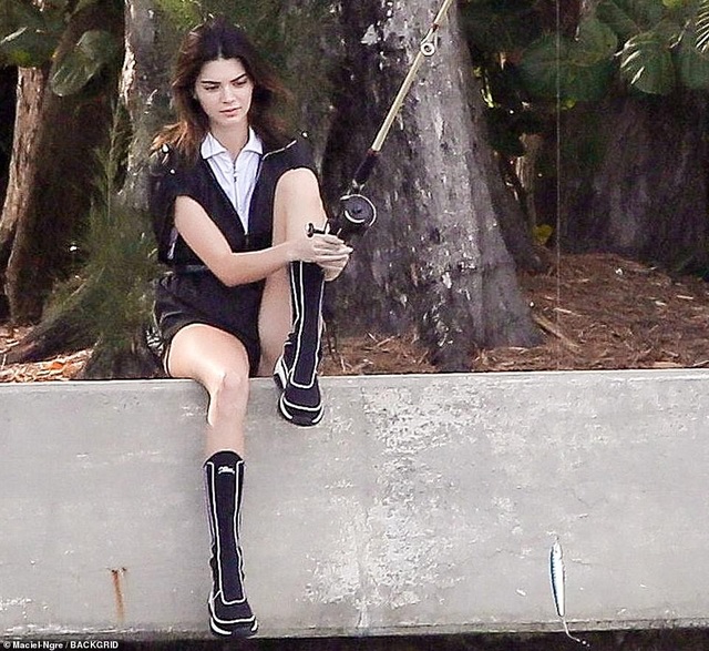 Kendall Jenner khoe dáng siêu thanh mảnh - 9 Kendall Jenner khoe dáng siêu thanh mảnh - 9