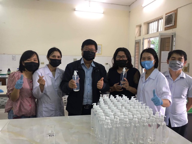 Hơn 250 lít dung dịch phòng nhiễm virus Corona chờ sinh viên trở lại trường - 5 Hơn 250 lít dung dịch phòng nhiễm virus Corona chờ sinh viên trở lại trường - 5