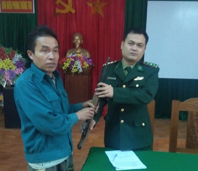 Một người dân bàn giao súng quân dụng và đạn - 1 Một người dân bàn giao súng quân dụng và đạn - 1