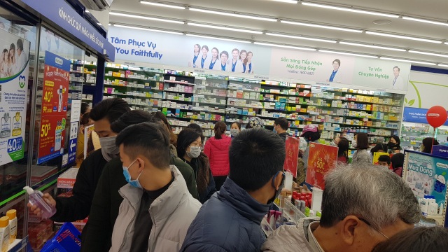 Dân Hà Nội xếp hàng cả buổi sáng chỉ để mua 1 hộp khẩu trang 35 nghìn đồng - 7 Dân Hà Nội xếp hàng cả buổi sáng chỉ để mua 1 hộp khẩu trang 35 nghìn đồng - 7