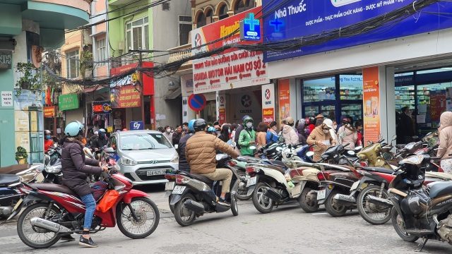 Dân Hà Nội xếp hàng cả buổi sáng chỉ để mua 1 hộp khẩu trang 35 nghìn đồng - 10 Dân Hà Nội xếp hàng cả buổi sáng chỉ để mua 1 hộp khẩu trang 35 nghìn đồng - 10