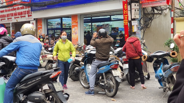 Dân Hà Nội xếp hàng cả buổi sáng chỉ để mua 1 hộp khẩu trang 35 nghìn đồng - 5 Dân Hà Nội xếp hàng cả buổi sáng chỉ để mua 1 hộp khẩu trang 35 nghìn đồng - 5