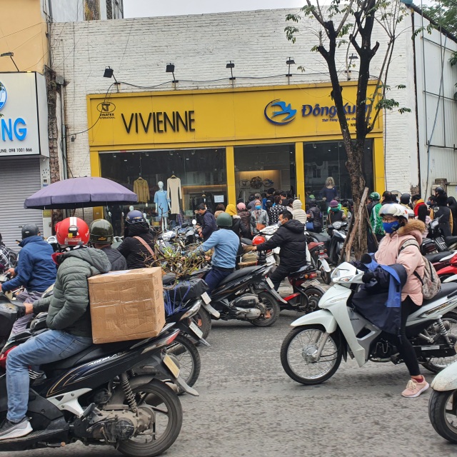 Dân Hà Nội xếp hàng cả buổi sáng chỉ để mua 1 hộp khẩu trang 35 nghìn đồng - 2 Dân Hà Nội xếp hàng cả buổi sáng chỉ để mua 1 hộp khẩu trang 35 nghìn đồng - 2