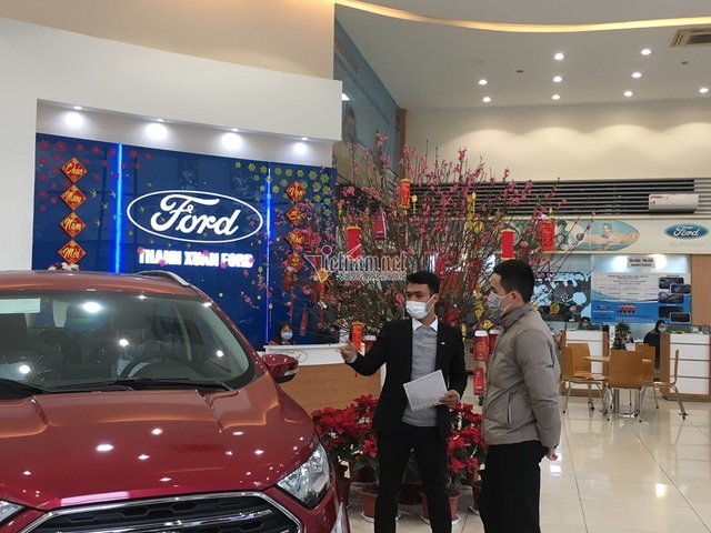 Dân bán ô tô thời dịch corona kín bưng khẩu trang, hạn chế bắt tay - 2 Dân bán ô tô thời dịch corona kín bưng khẩu trang, hạn chế bắt tay - 2