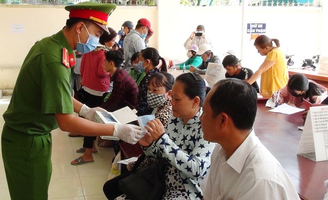 Công an Kiên Giang phát khẩu trang cho người dân đến làm thủ tục hành chính - 1 Công an Kiên Giang phát khẩu trang cho người dân đến làm thủ tục hành chính - 1