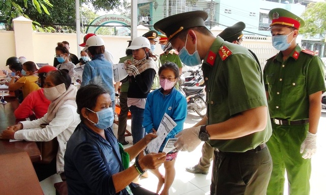 Công an Kiên Giang phát khẩu trang cho người dân đến làm thủ tục hành chính - 2 Công an Kiên Giang phát khẩu trang cho người dân đến làm thủ tục hành chính - 2