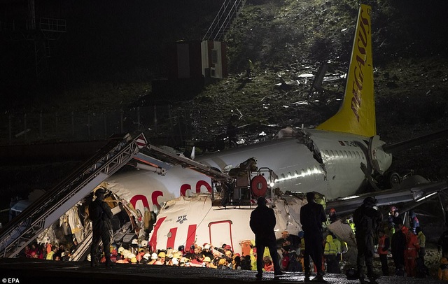 Máy bay chở gần 200 người vỡ làm ba khi hạ cánh - 4
