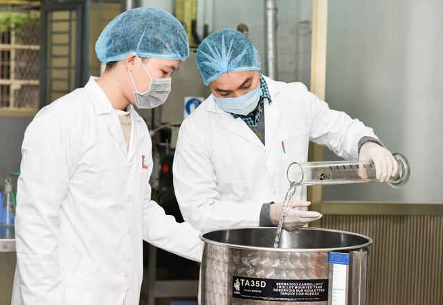 Trường ĐH Bách khoa Hà Nội sản xuất dung dịch khử khuẩn phòng virus corona - 3 Trường ĐH Bách khoa Hà Nội sản xuất dung dịch khử khuẩn phòng virus corona - 3