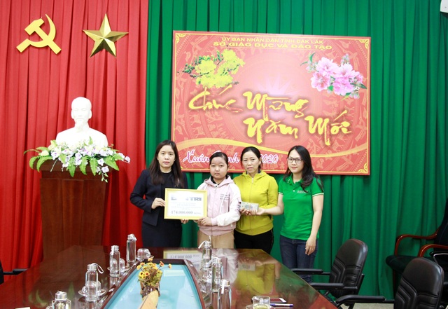 Bạn đọc Dân trí dốc lòng cứu đôi mắt của nữ sinh có giọng hát hay - 1 Bạn đọc Dân trí dốc lòng cứu đôi mắt của nữ sinh có giọng hát hay - 1