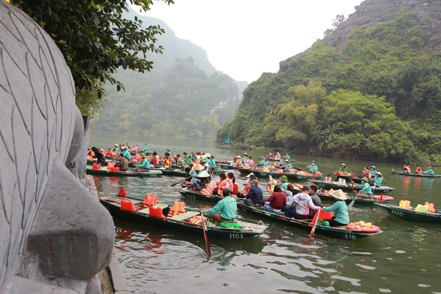 Hàng nghìn du khách trẩy hội Tràng An giữa đại dịch nCoV - 7