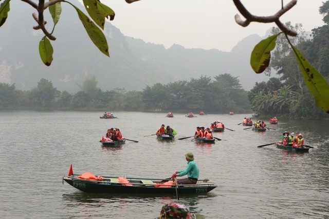 Hàng nghìn du khách trẩy hội Tràng An giữa đại dịch nCoV - 12