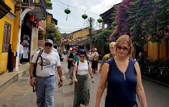 Vì sao khách Tây đến Hội An không mang khẩu trang phòng ngừa virus corona? - 1 Vì sao khách Tây đến Hội An không mang khẩu trang phòng ngừa virus corona? - 1