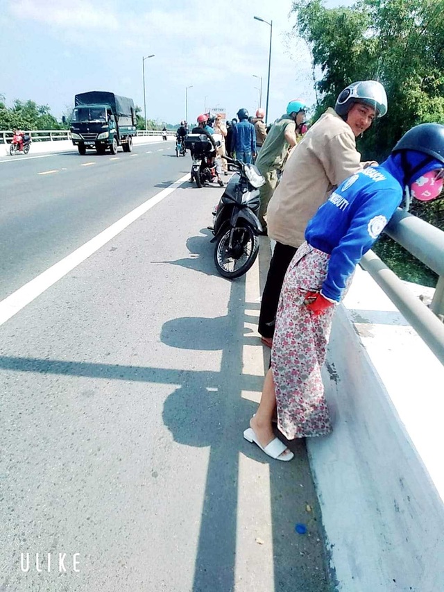 Tên cướp nhảy sông đuối nước sau khi cướp 2 tiệm vàng - 1 Tên cướp nhảy sông đuối nước sau khi cướp 2 tiệm vàng - 1