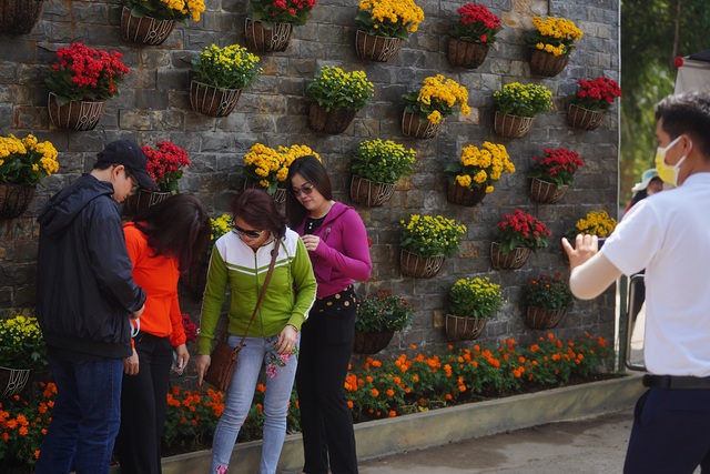 Sợ dịch cúm nCoV: Du khách về núi Bà Đen ít chưa từng thấy - 10