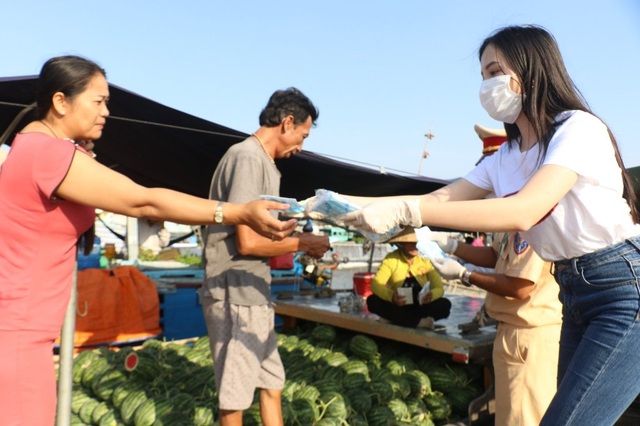Ngành du lịch Cần Thơ phát khẩu trang cho thương hồ Chợ Nổi Cái Răng - 2 Ngành du lịch Cần Thơ phát khẩu trang cho thương hồ Chợ Nổi Cái Răng - 2