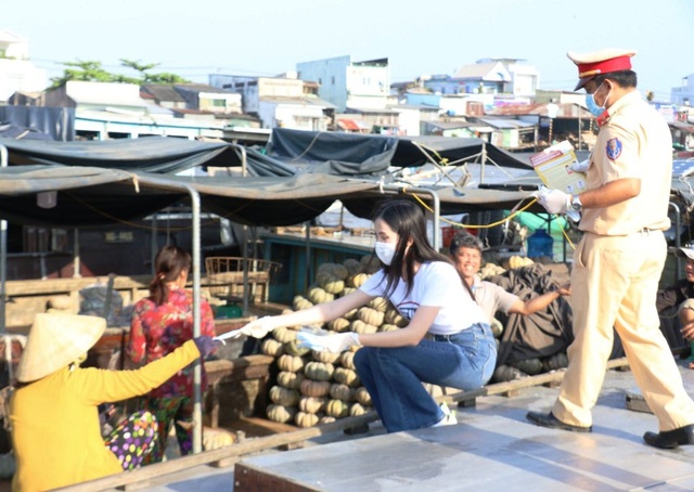 Ngành du lịch Cần Thơ phát khẩu trang cho thương hồ Chợ Nổi Cái Răng - 8 Ngành du lịch Cần Thơ phát khẩu trang cho thương hồ Chợ Nổi Cái Răng - 8