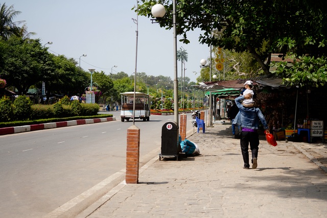 Sợ dịch cúm nCoV: Du khách về núi Bà Đen ít chưa từng thấy - 3