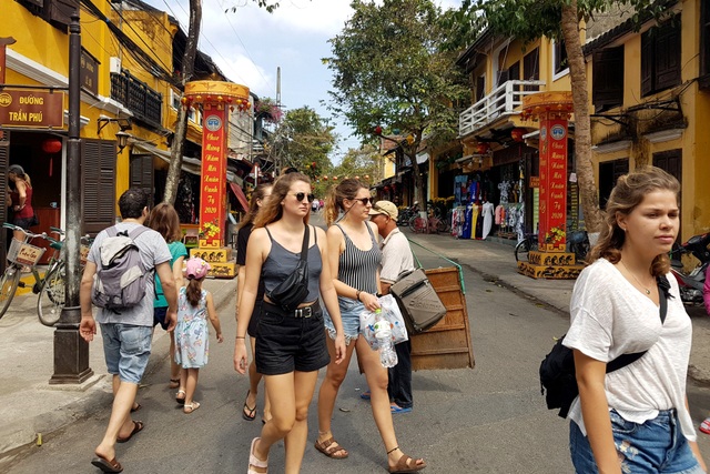 Vì sao khách Tây đến Hội An không mang khẩu trang phòng ngừa virus corona? - 4 Vì sao khách Tây đến Hội An không mang khẩu trang phòng ngừa virus corona? - 4