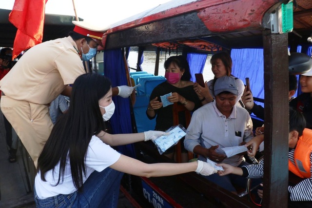 Ngành du lịch Cần Thơ phát khẩu trang cho thương hồ Chợ Nổi Cái Răng - 6 Ngành du lịch Cần Thơ phát khẩu trang cho thương hồ Chợ Nổi Cái Răng - 6