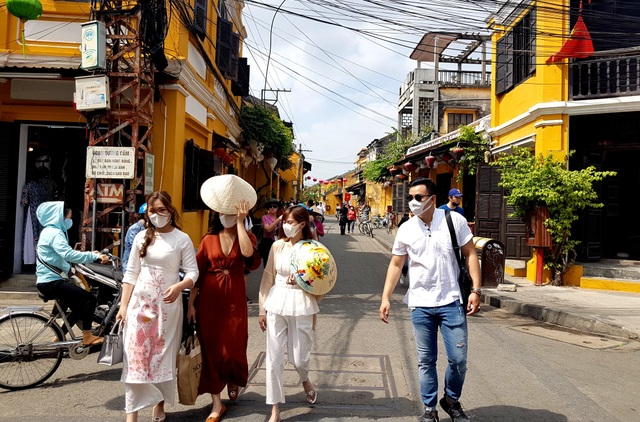 Vì sao khách Tây đến Hội An không mang khẩu trang phòng ngừa virus corona? - 5 Vì sao khách Tây đến Hội An không mang khẩu trang phòng ngừa virus corona? - 5