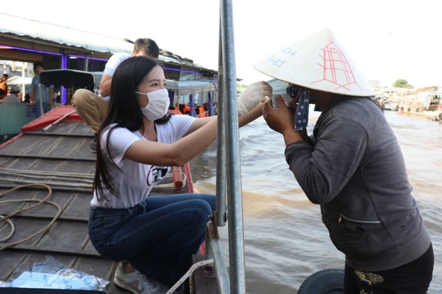 Ngành du lịch Cần Thơ phát khẩu trang cho thương hồ Chợ Nổi Cái Răng - 9 Ngành du lịch Cần Thơ phát khẩu trang cho thương hồ Chợ Nổi Cái Răng - 9