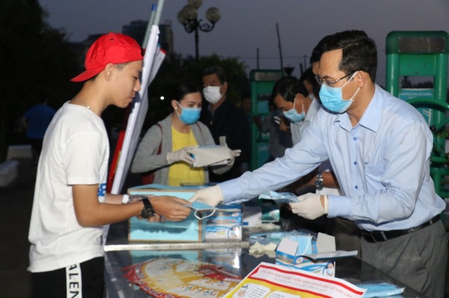 Ngành du lịch Cần Thơ phát khẩu trang cho thương hồ Chợ Nổi Cái Răng - 1 Ngành du lịch Cần Thơ phát khẩu trang cho thương hồ Chợ Nổi Cái Răng - 1