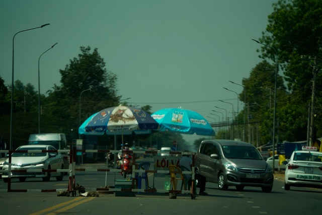 Sợ dịch cúm nCoV: Du khách về núi Bà Đen ít chưa từng  thấy - 9