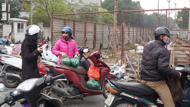 Dân Hà Nội đổ xô mua dưa hấu giải cứu nông dân các tỉnh phía Nam - 8 Dân Hà Nội đổ xô mua dưa hấu giải cứu nông dân các tỉnh phía Nam - 8