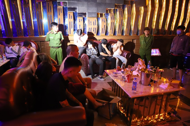 Hàng chục thanh niên “phê” ma túy trong quán karaoke vừa khai trương - 1 Hàng chục thanh niên “phê” ma túy trong quán karaoke vừa khai trương - 1