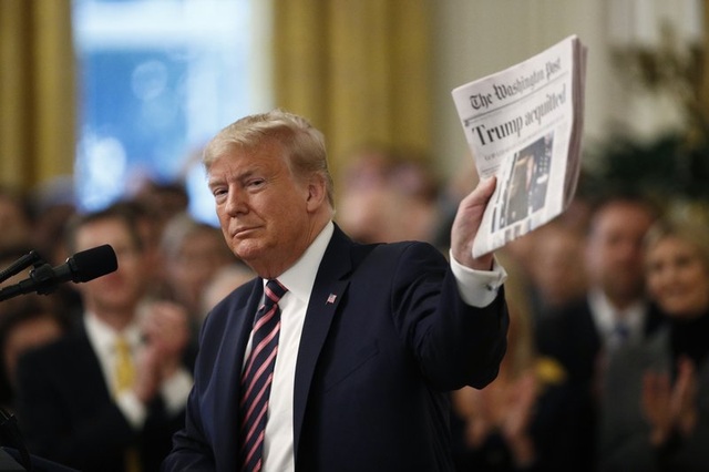 Ông Trump ăn mừng chiến thắng sau khi trải qua "thử thách kinh hoàng"