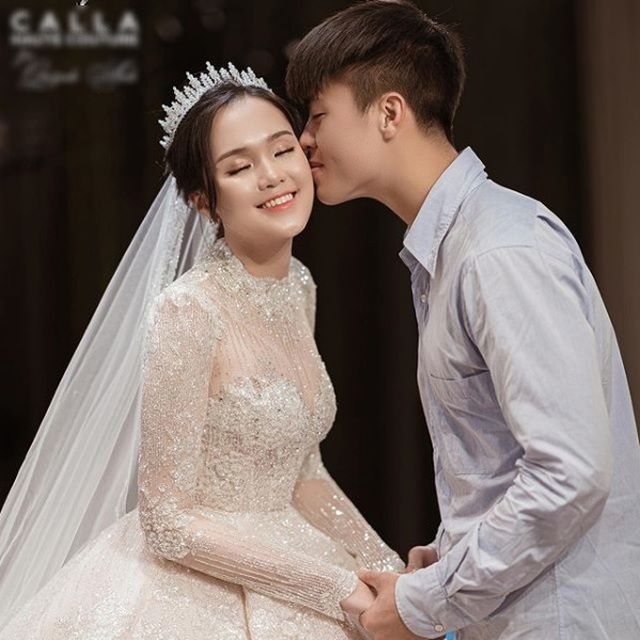 Váy cưới của Quỳnh Anh  vợ Duy Mạnh tốn tiền tỷ đắt nhất hội vợ cầu thủ