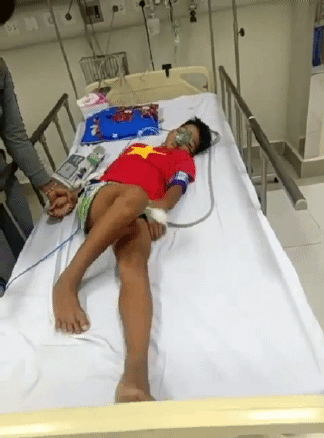 Người mẹ nghèo quặn thắt nhìn con trai chết dần trong căn nhà tàn - 1 Người mẹ nghèo quặn thắt nhìn con trai chết dần trong căn nhà tàn - 1