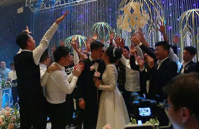 Vợ chồng Duy Mạnh hôn nhau, quẩy tưng bừng cùng dàn sao đình đám - 2 Vợ chồng Duy Mạnh hôn nhau, quẩy tưng bừng cùng dàn sao đình đám - 2