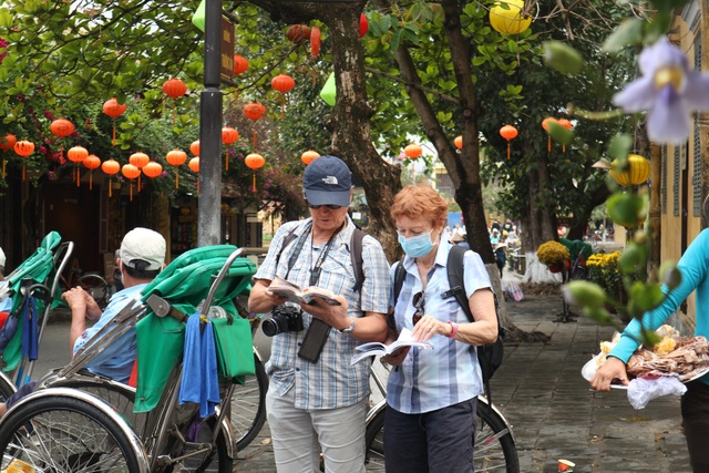 Hội An thắt chặt phòng ngừa dịch bệnh, du khách vẫn tấp nập tham quan - 7