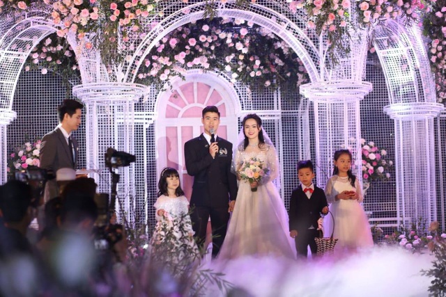 Cô dâu của cầu thủ Duy Mạnh mặc váy cưới, trang sức kim cương tiền tỷ - 6 Cô dâu của cầu thủ Duy Mạnh mặc váy cưới, trang sức kim cương tiền tỷ - 6