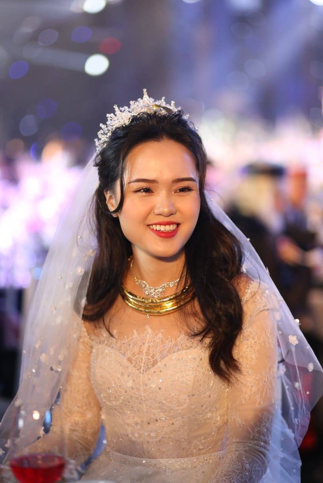 Cô dâu của cầu thủ Duy Mạnh mặc váy cưới, trang sức kim cương tiền tỷ - 3 Cô dâu của cầu thủ Duy Mạnh mặc váy cưới, trang sức kim cương tiền tỷ - 3