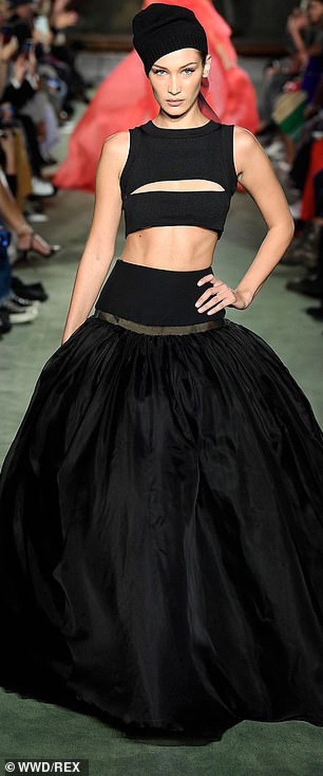 Bella Hadid khoe eo săn chắc trên sàn catwalk - 1