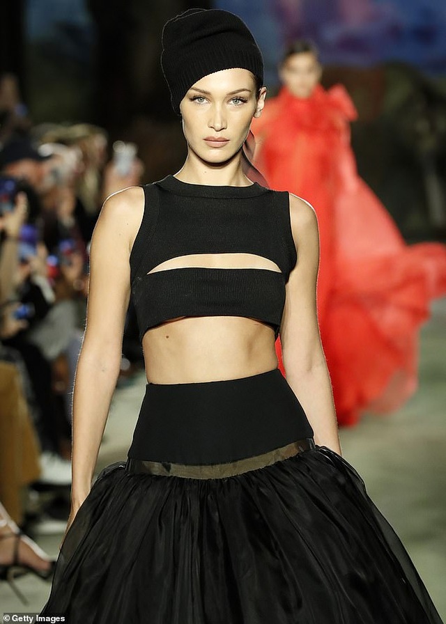 Bella Hadid khoe eo săn chắc trên sàn catwalk - 5