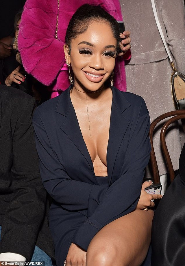 Bella Hadid khoe eo săn chắc trên sàn catwalk - 11