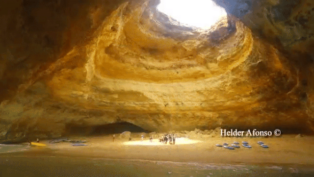 Bãi biển bí ẩn nằm ẩn mình trong hang động - 1