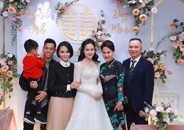 Vợ chồng Duy Mạnh hôn nhau, quẩy tưng bừng cùng dàn sao đình đám - 5 Vợ chồng Duy Mạnh hôn nhau, quẩy tưng bừng cùng dàn sao đình đám - 5