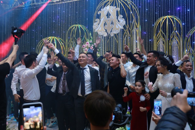 Vợ chồng Duy Mạnh hôn nhau, quẩy tưng bừng cùng dàn sao đình đám - 13 Vợ chồng Duy Mạnh hôn nhau, quẩy tưng bừng cùng dàn sao đình đám - 13