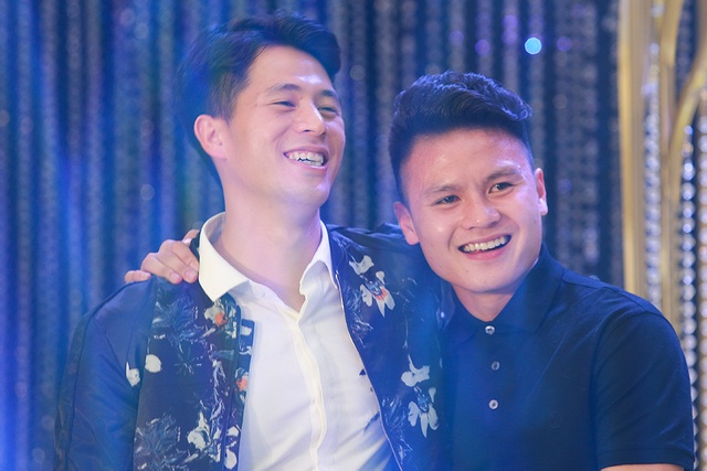 Vợ chồng Duy Mạnh hôn nhau, quẩy tưng bừng cùng dàn sao đình đám - 7 Vợ chồng Duy Mạnh hôn nhau, quẩy tưng bừng cùng dàn sao đình đám - 7